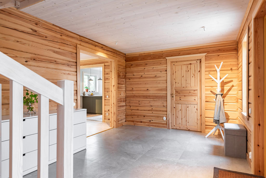 Rymlig och välkomnande hall som sätter tonen för hela huset.