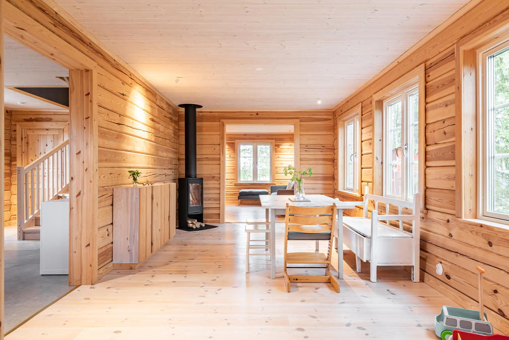 Stor matsal med kamin som skapar möjlighet till härliga middagar nära och kära.