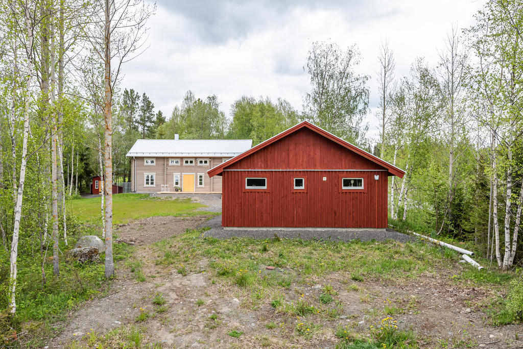 Fönstren är till tvättstugan och det extra badrummet.
