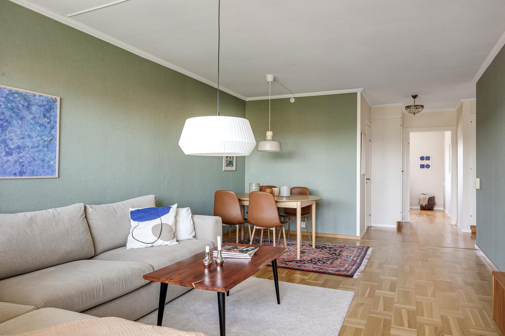 Gott om plats för soffa och matplats