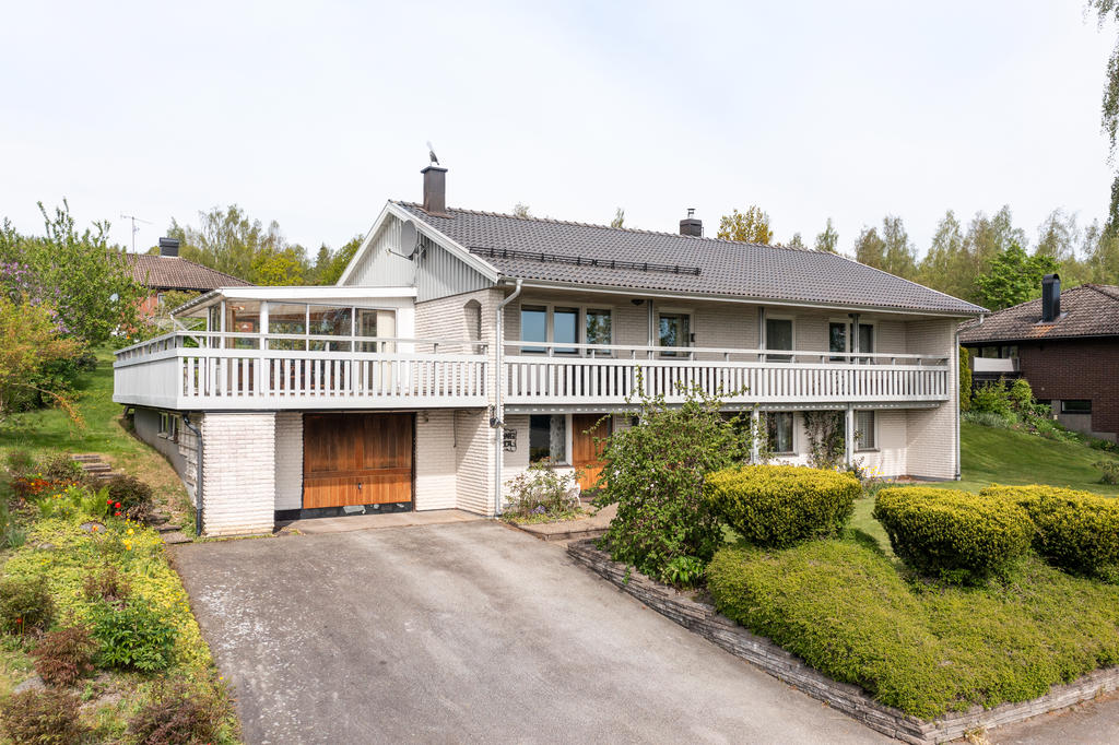 Varmt välkommen till Tussilagovägen 13 i Dals Rostock! En praktiskt planerad villa om 168 kvm och 26 kvm (bi-area) med 7ROK.