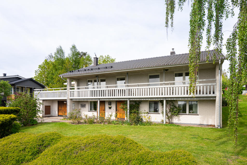 Rymlig balkong under tak samt vidbyggt garage.