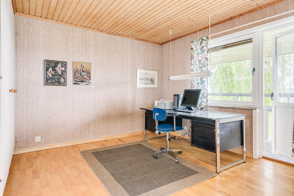 Sovrum 3 med inbyggda garderober samt utgång till balkong. 