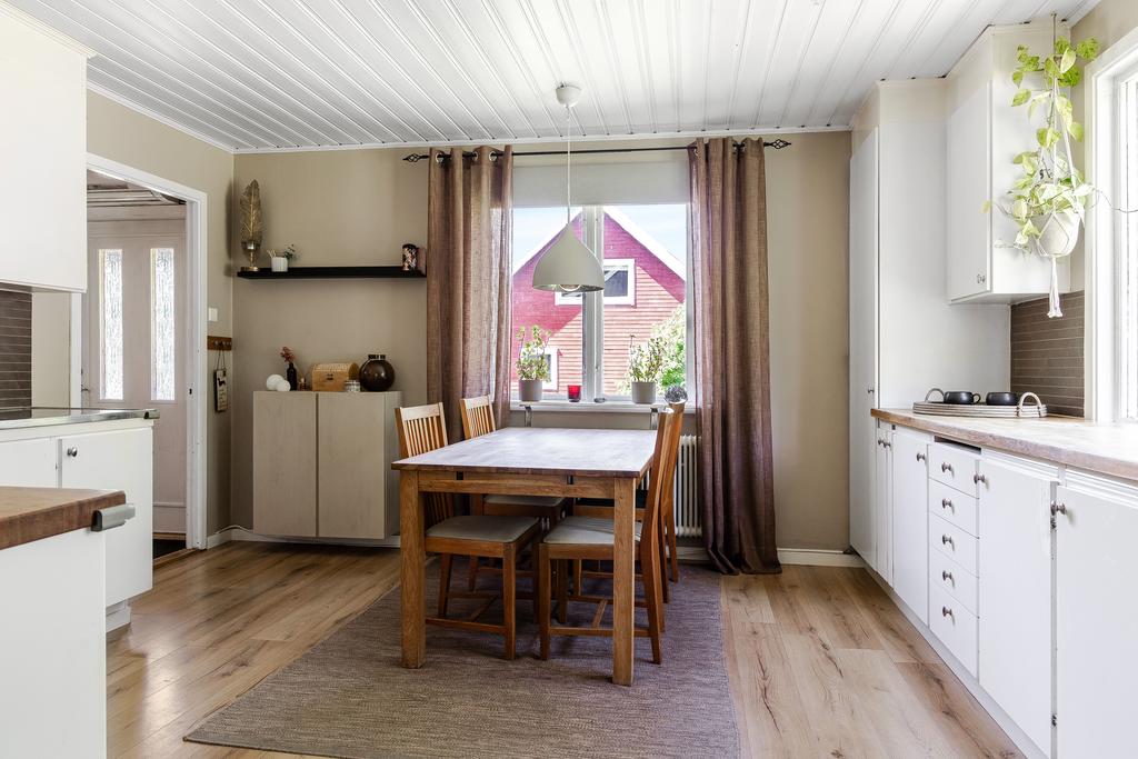 Vid fönstret finns det plats för ett bord som erbjuder plats till en stor familj.