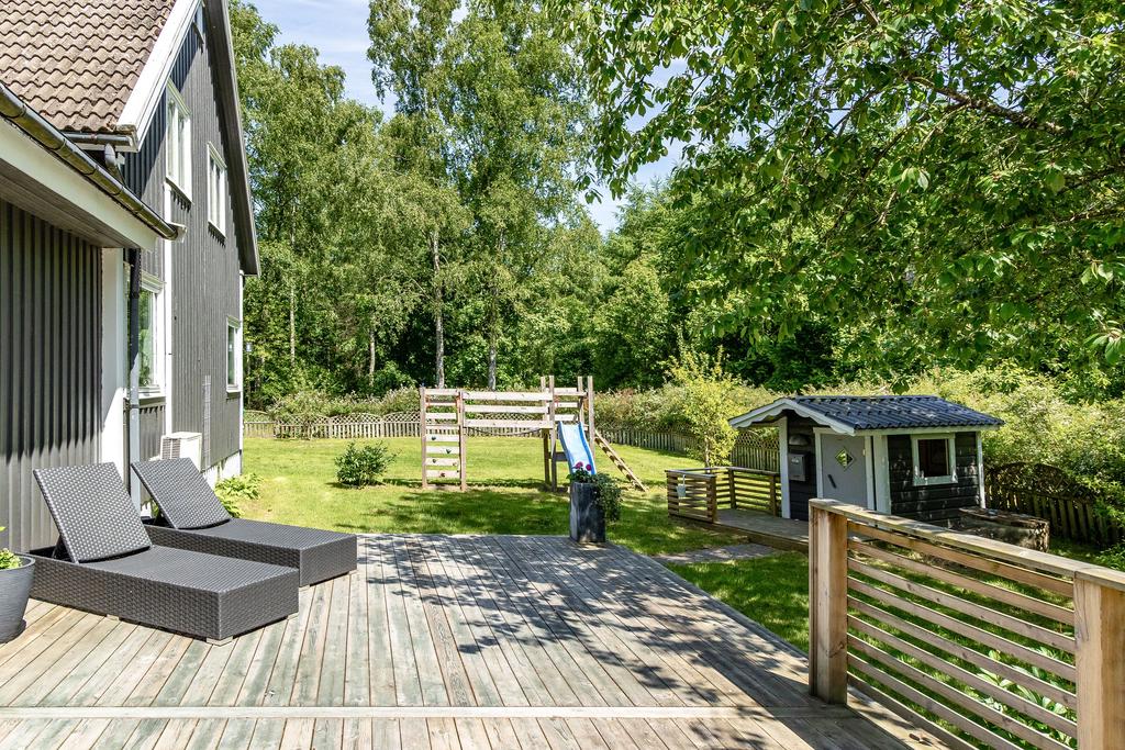 Idyllisk plats att koppla av på medans barnen leker i trädgården.