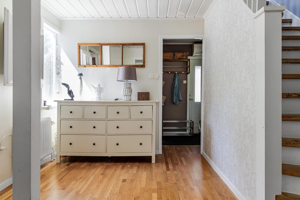 En inre hall som tar er vidare både till vardagsrum, sovrum och andra våning.