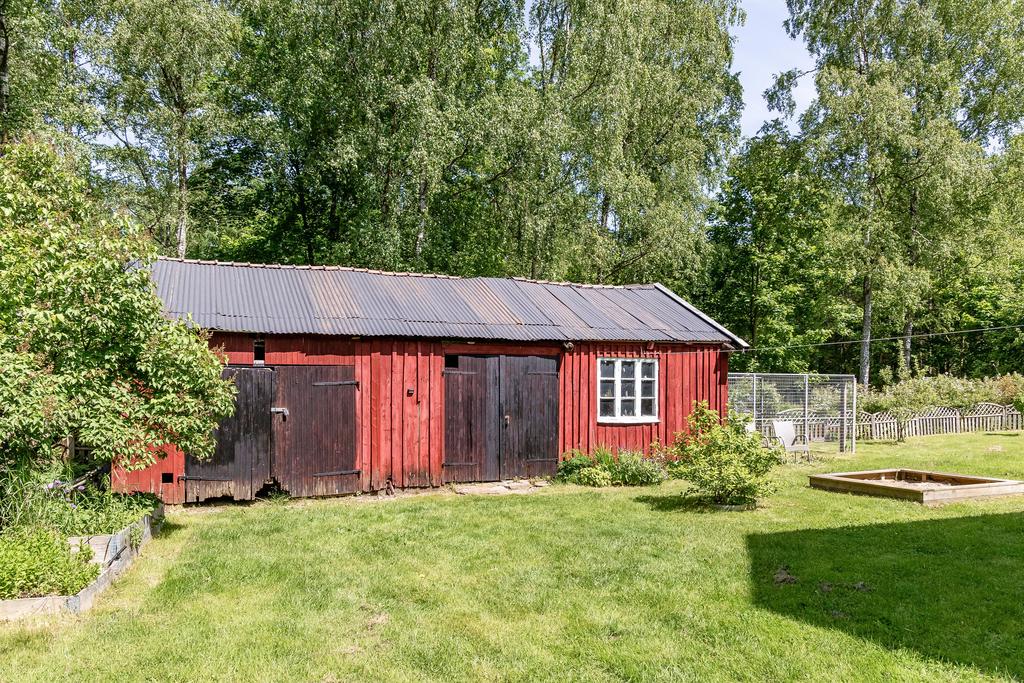 Praktisk sidobyggnad för trädgårdsredskap, ved eller kanske ett hönshus?