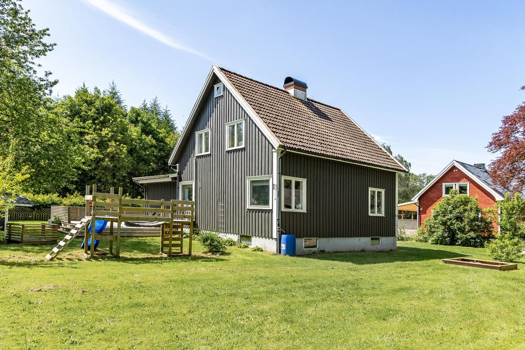 Fritt läge med gott om utrymme för både spring i benen och lugna stunder i hängmattan
