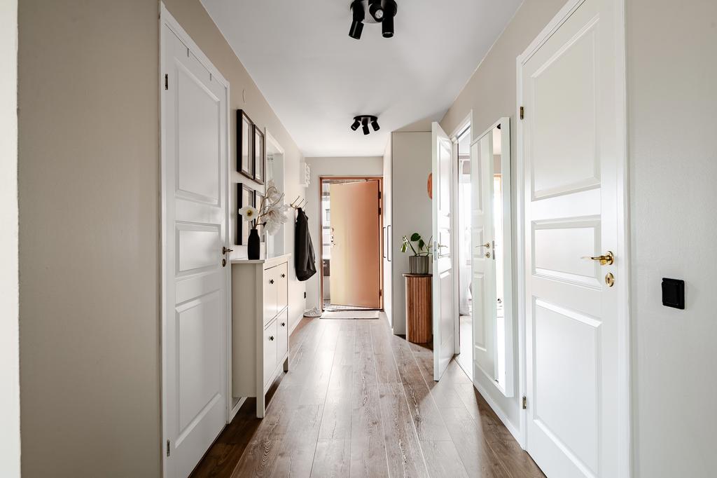 Hallen, avhängning till höger och till vänster har du garderober. 
