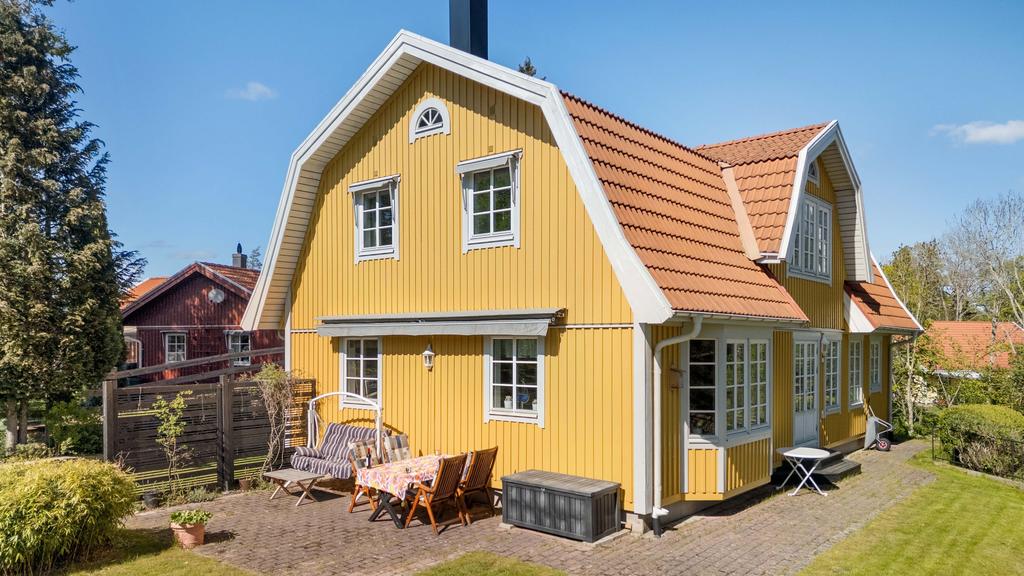 Många uteplatser att sola på.
