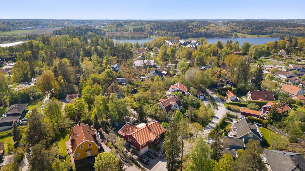 Stenkast från centrum och Tullingesjön - en bra kombo.