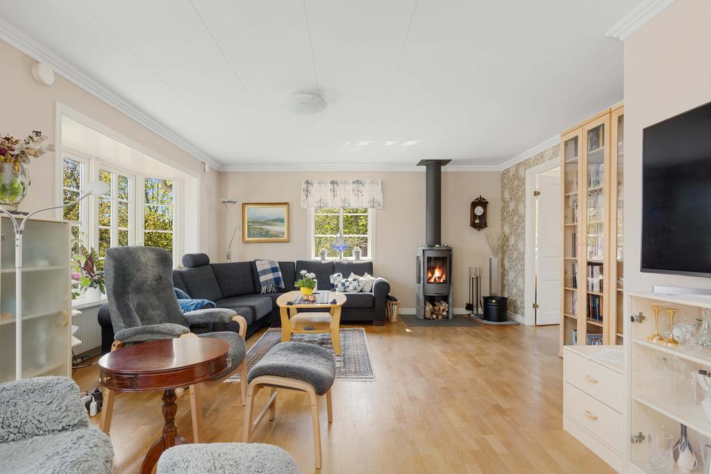 Plats för både soffgrupp, braskamin och tv-möbler.