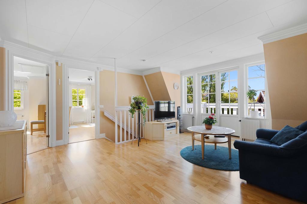 Övre plan med eget vardagrum.