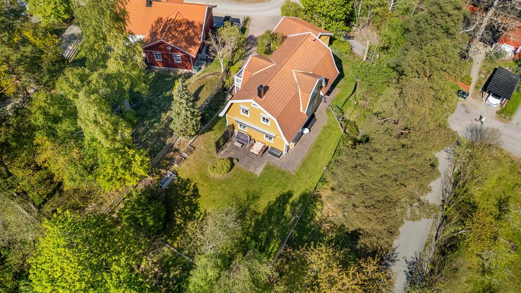 Stor och fin tomt till kubbspel eller lek.