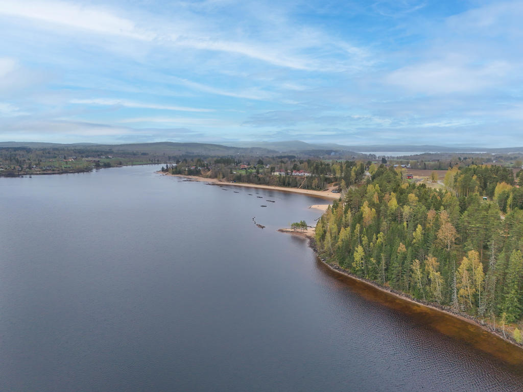 Vy över Orsjön/Ljusnan och den kilometerlånga sandstranden i Orbaden. 