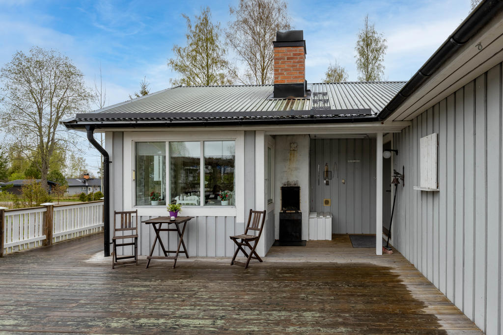 Entré från stugans södra sida med uteplats i direkt anslutning. 
