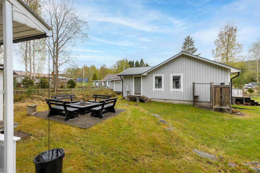 Grillplats på tomten och utedusch belägen intill fasad i öster. 