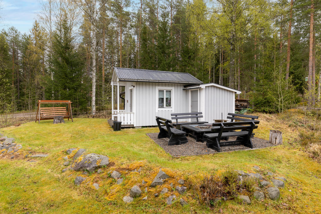 Gäststuga med grillplats intill.  
