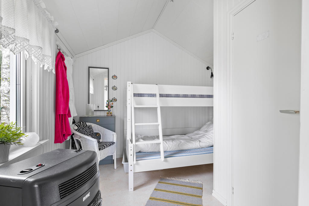 Del av gäststuga med plats för våningssäng och ingång till "toalettrum". 