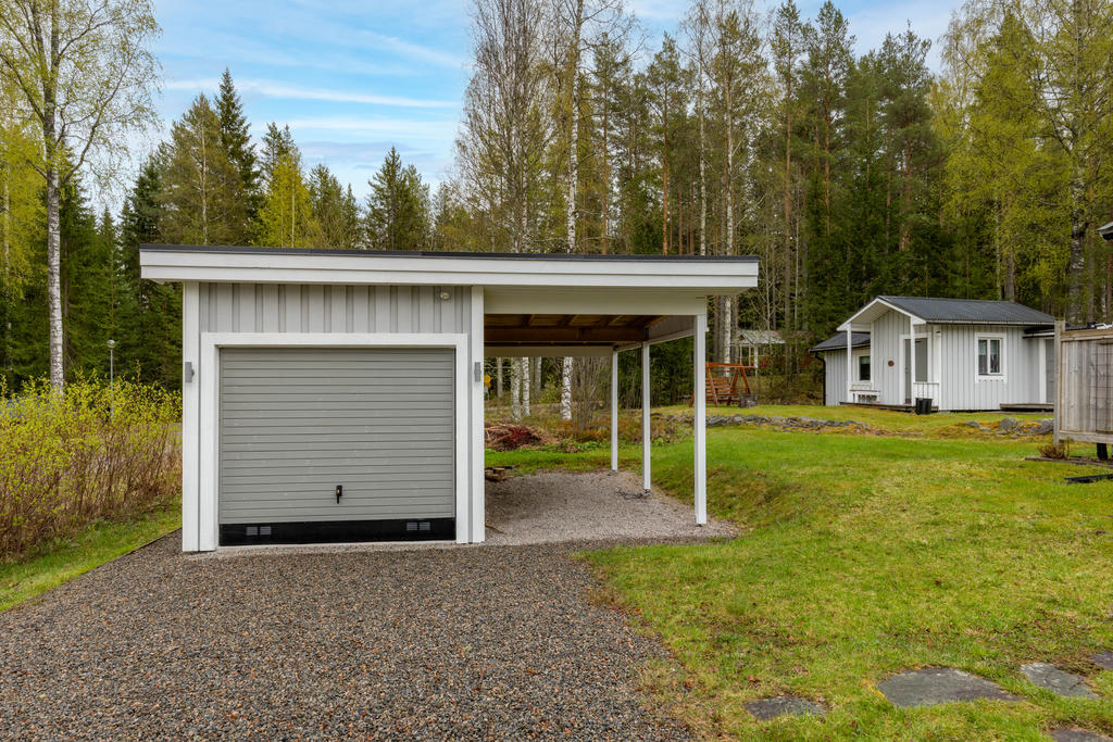 Garage med carport. 
