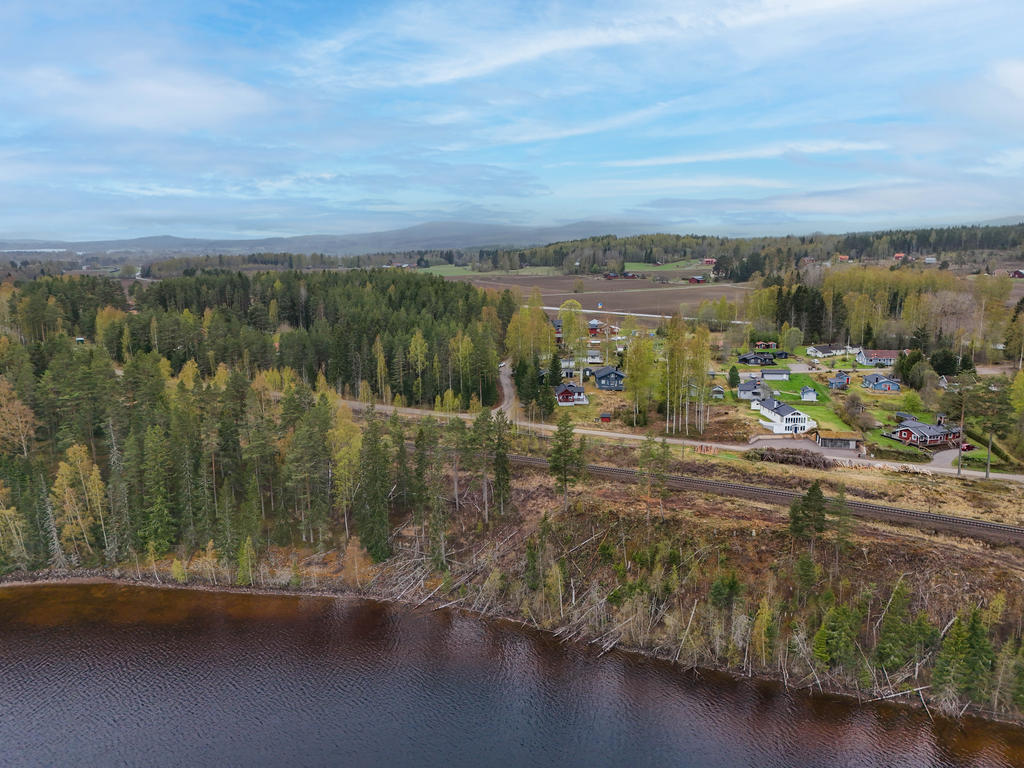 Vy från Ljusnan mot stugområdet beläget nordväst från Orbaden spa och resort. 