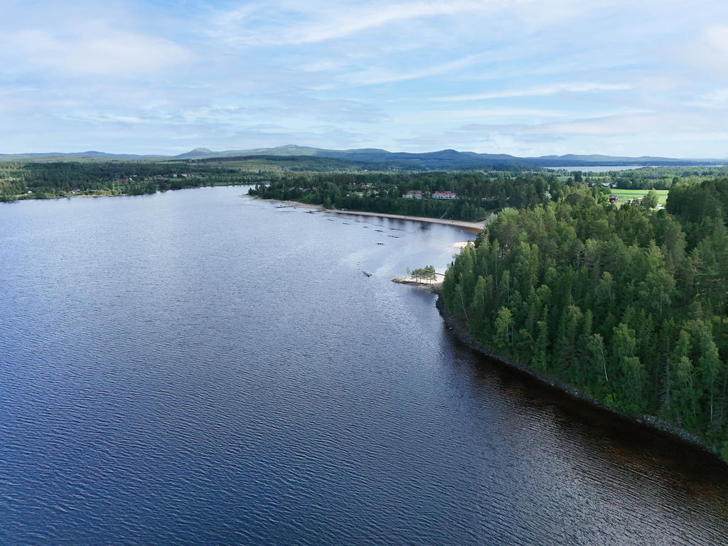 Vy över Orsjön/Ljusnan och den kilometerlånga sandstranden i Orbaden. 