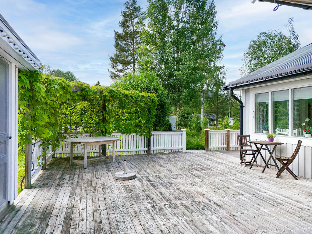 Stor och härlig uteplats på trätrall i söderläge med ett praktiskt förråd i direkt anslutning. 