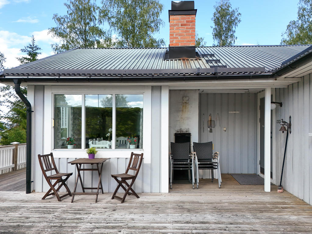 Entré från stugans södra sida med uteplats i direkt anslutning. 
