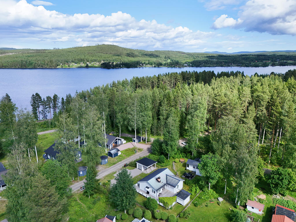 Vy över fastigheten med Ljusnan och Orsjön i norr. 