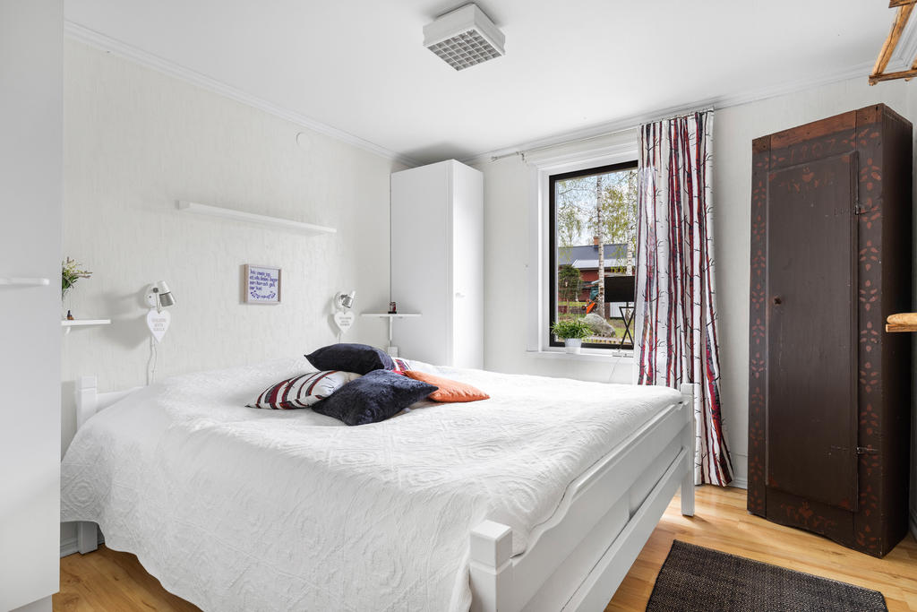 Sovrum innanför hallen. 