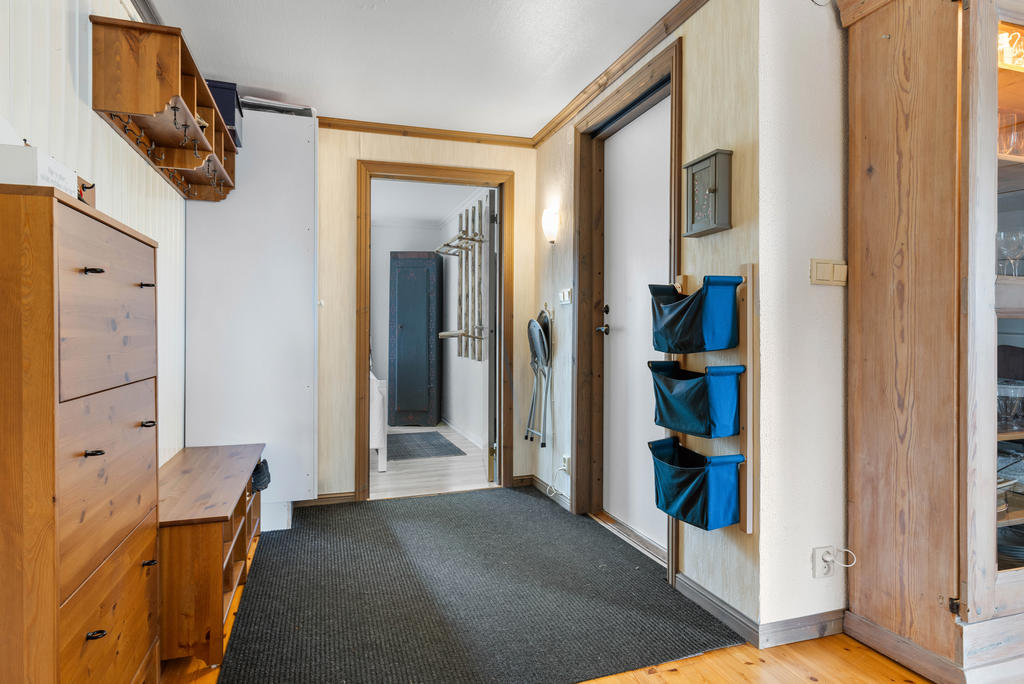 Möblerbar hall med plats för kläd och- skoavtagning. 