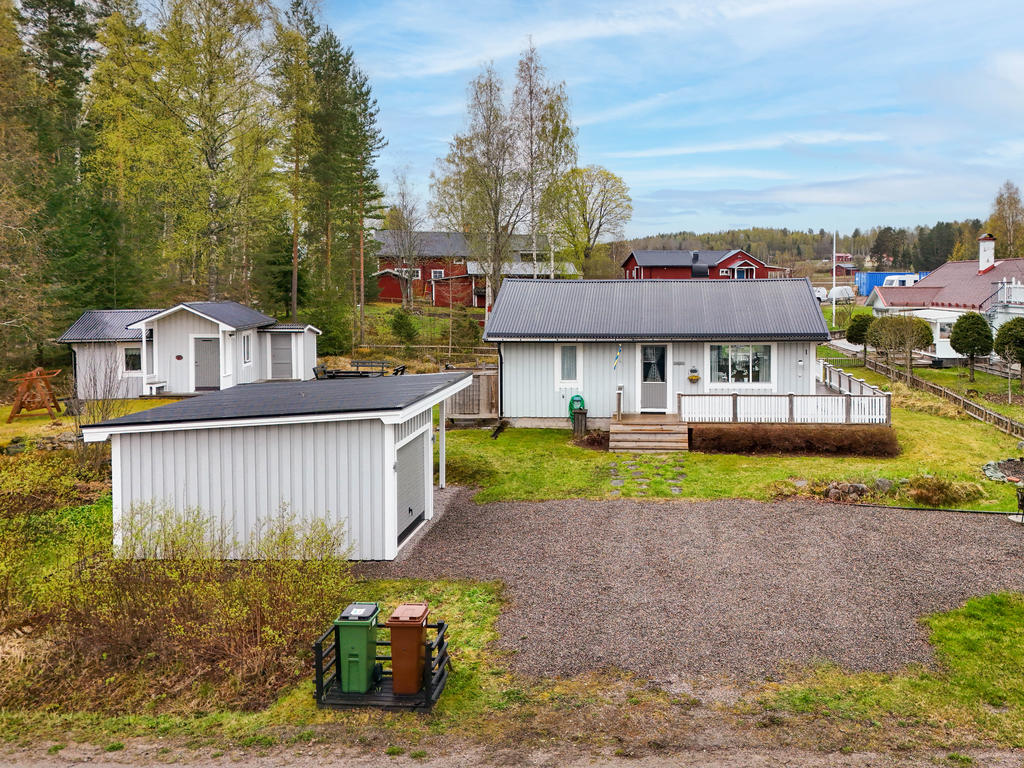 Fasad i norr på tomtens framsida. Här finns parkering med plats för 2-3 bilar. 