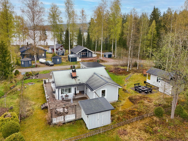 Vy över fastigheten med Ljusnan och Orsjön i norr. 