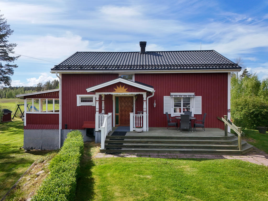 Entré i sydöst med nyare uteplats intill. 