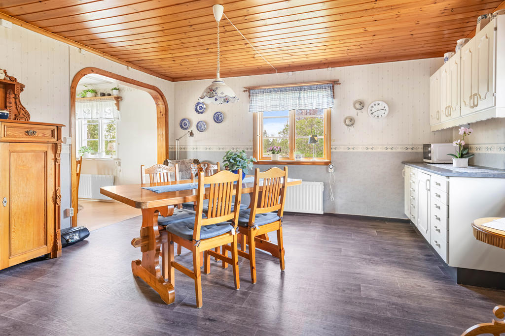 Kök med plats för matbord. 