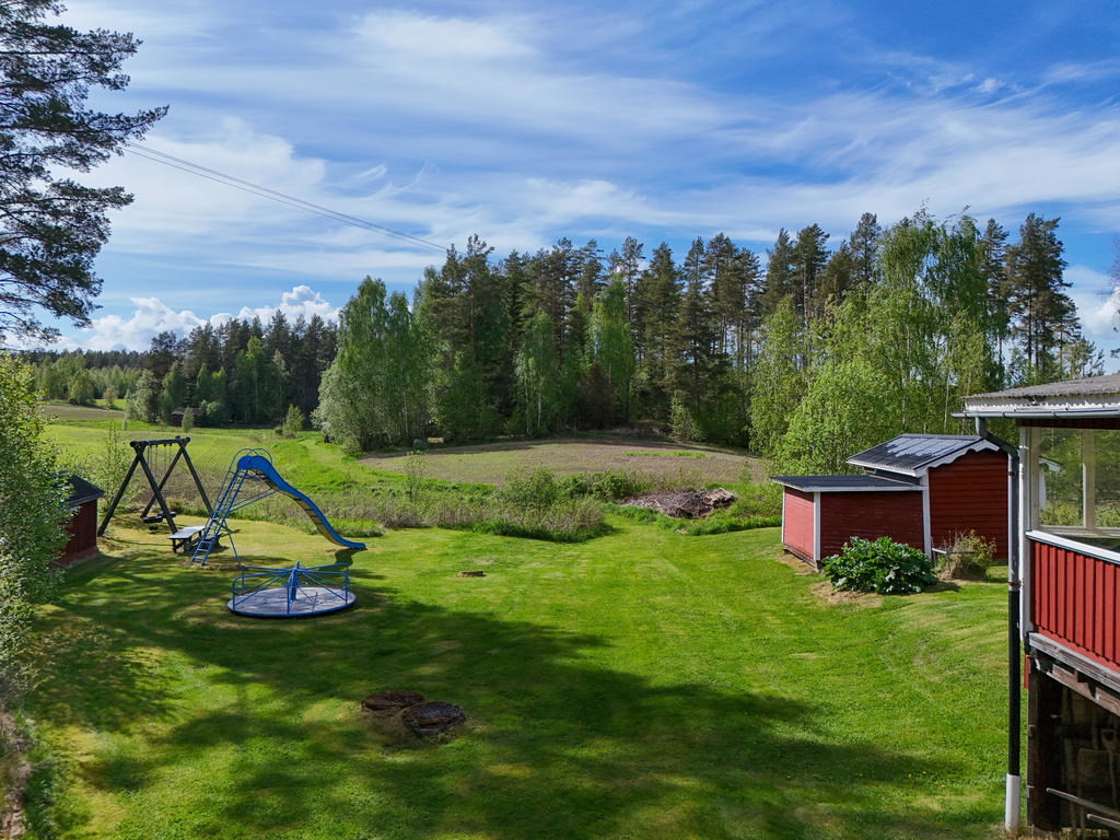 Vy mot lekplats på tomt samt tillhörande åkermark. 