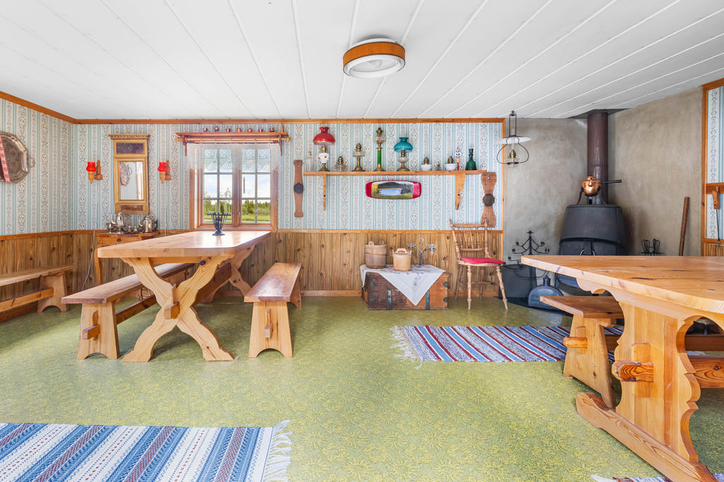 Bryggstugan invändigt. Eldstad ej i bruk och ej kontrollerad. 