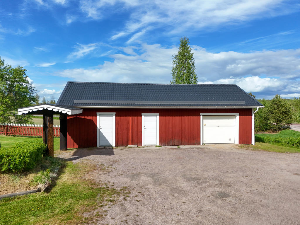 Garagebyggnad om ca 50 kvm  med garage, förråd och snickarrum. 