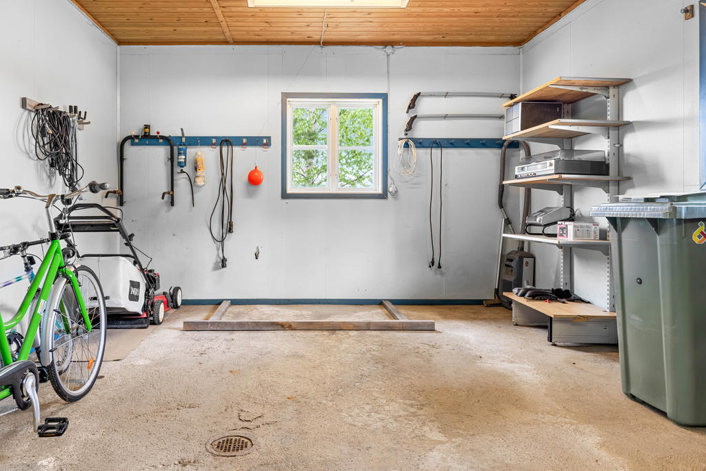 Garage. 