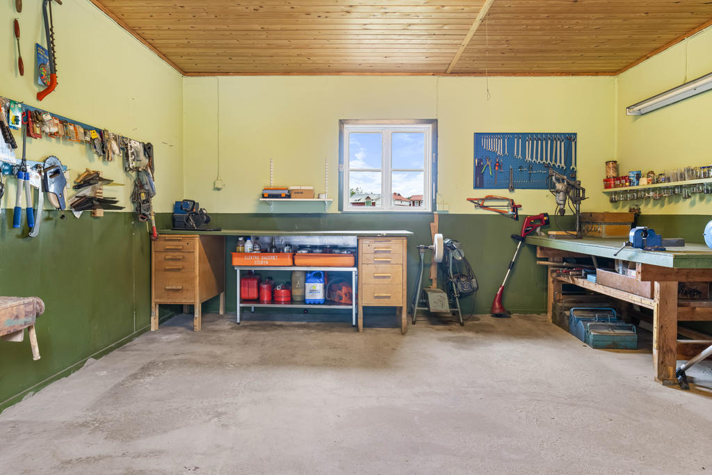 Snickarrum i garagebyggnad. 