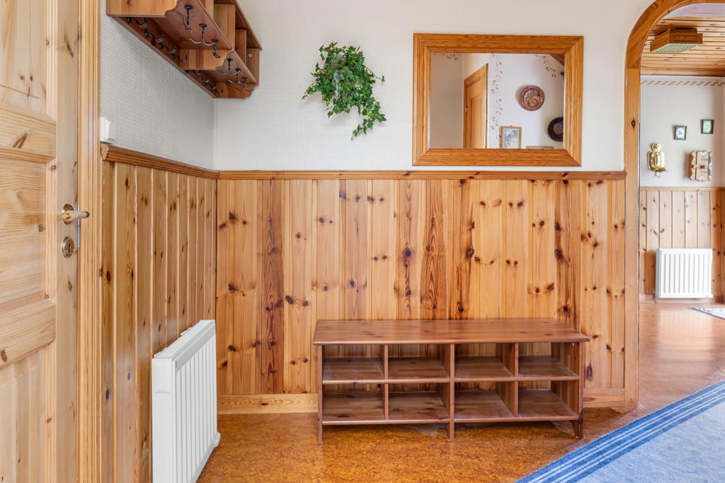 Del av hall med plats för hatt och skohylla. 