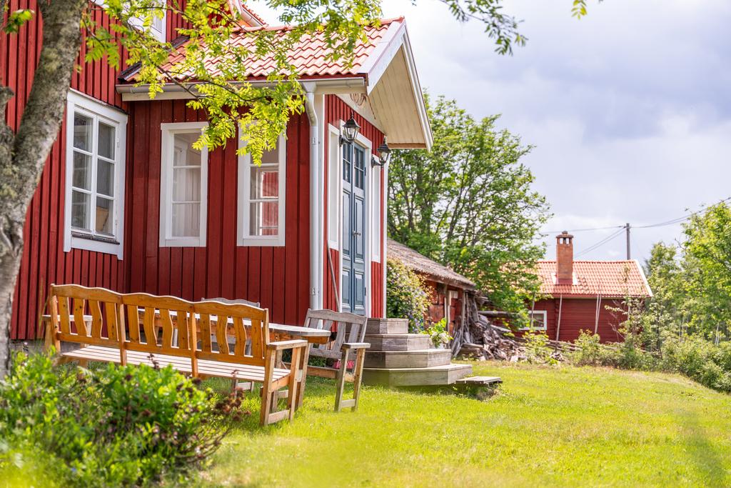 En trädgård omringad av äldre gärdesgård