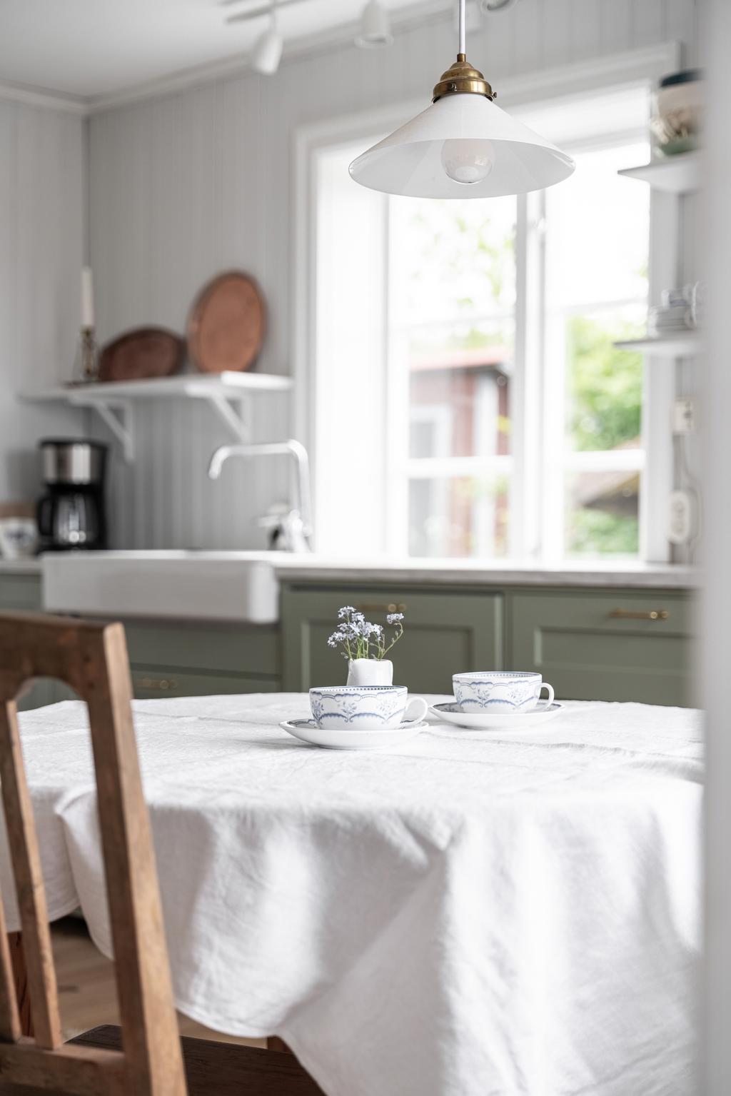 Köket har plats för matbord för frukostkaffet