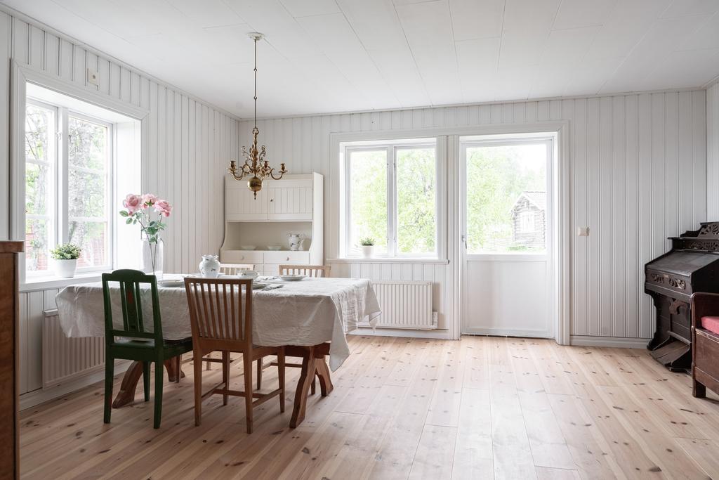 De fina trägolven bryter av snyggt mot den ljusa träpanelen