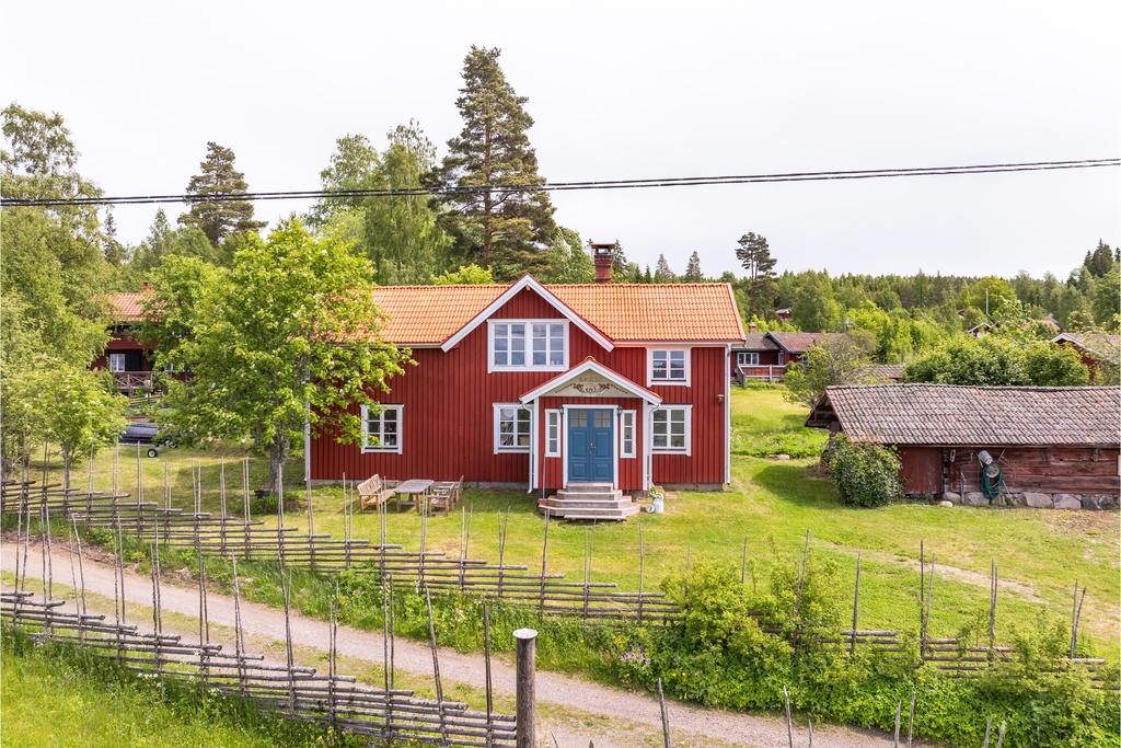 På tomten finns även ett stort förråd för verktyg, virke eller din cykel att ta ner för backarna till badplatsen vid Löfsen