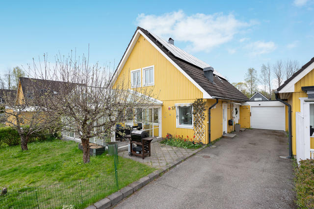 Vidbyggt garage