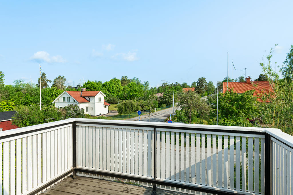 Stor möblerbar balkong med kvällssol