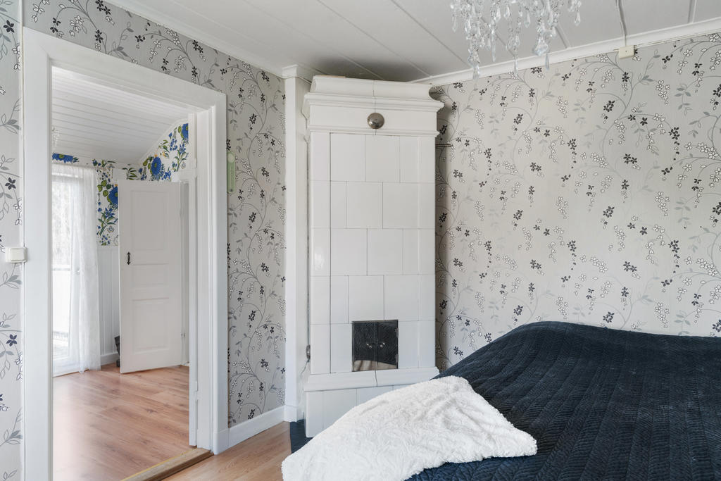 Sovrum 1 övre plan med fungerande kakelugn