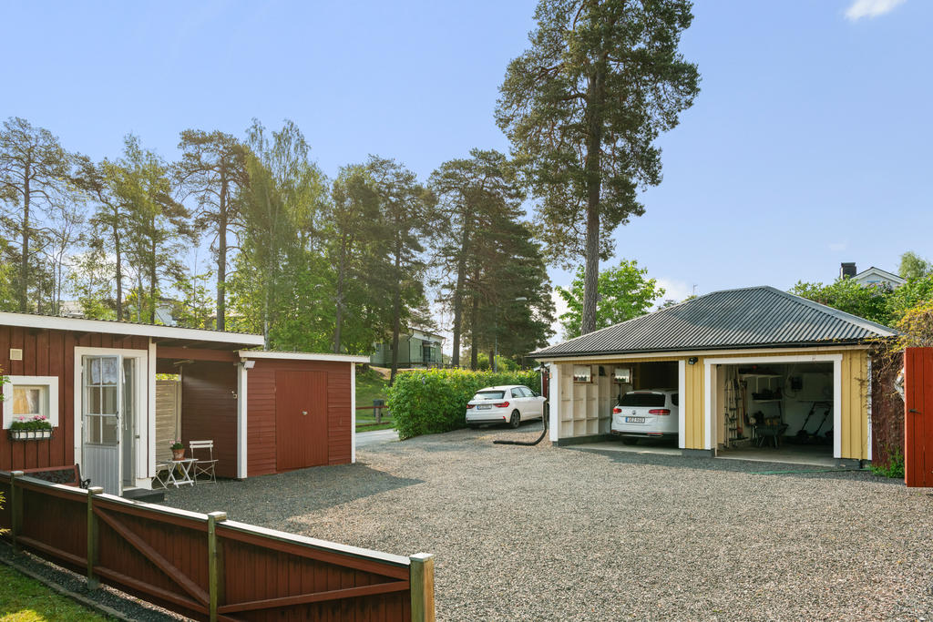 Gott om parkeringsplatser både i garage, carport samt på tomten