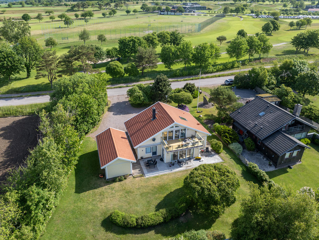 Med Ringenäs golfklubb som granne.